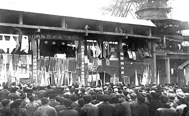 ●漣鋼第一座高爐建成，煉出湖南省第一爐鐵水，結(jié)束了湖南沒有鋼鐵工業(yè)的歷史。