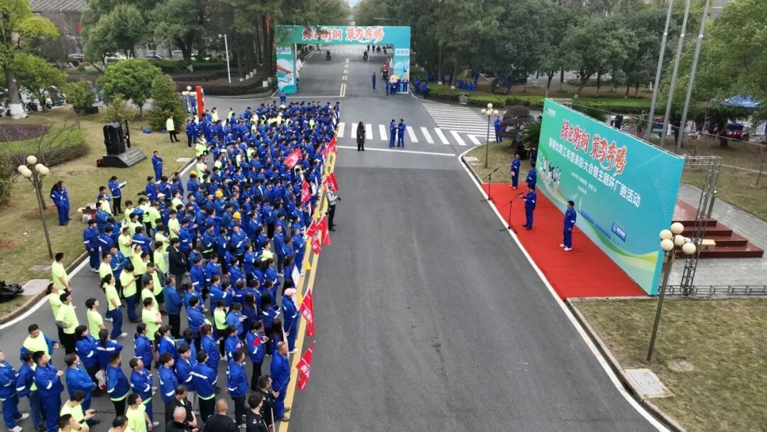 在“綠色衡鋼”的風(fēng)景線中策馬奔騰